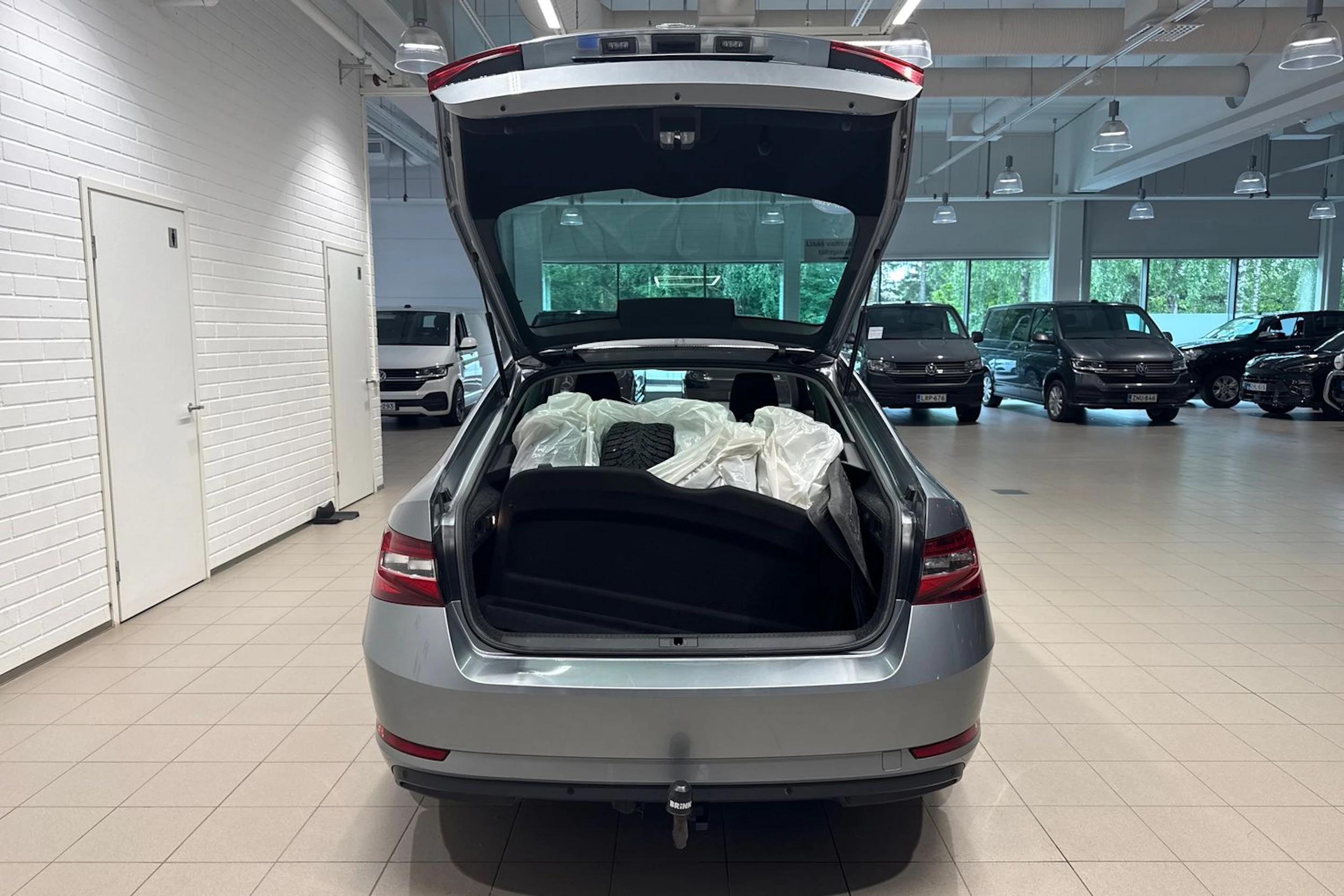 harmaa Skoda Superb 2017 kuva 13.