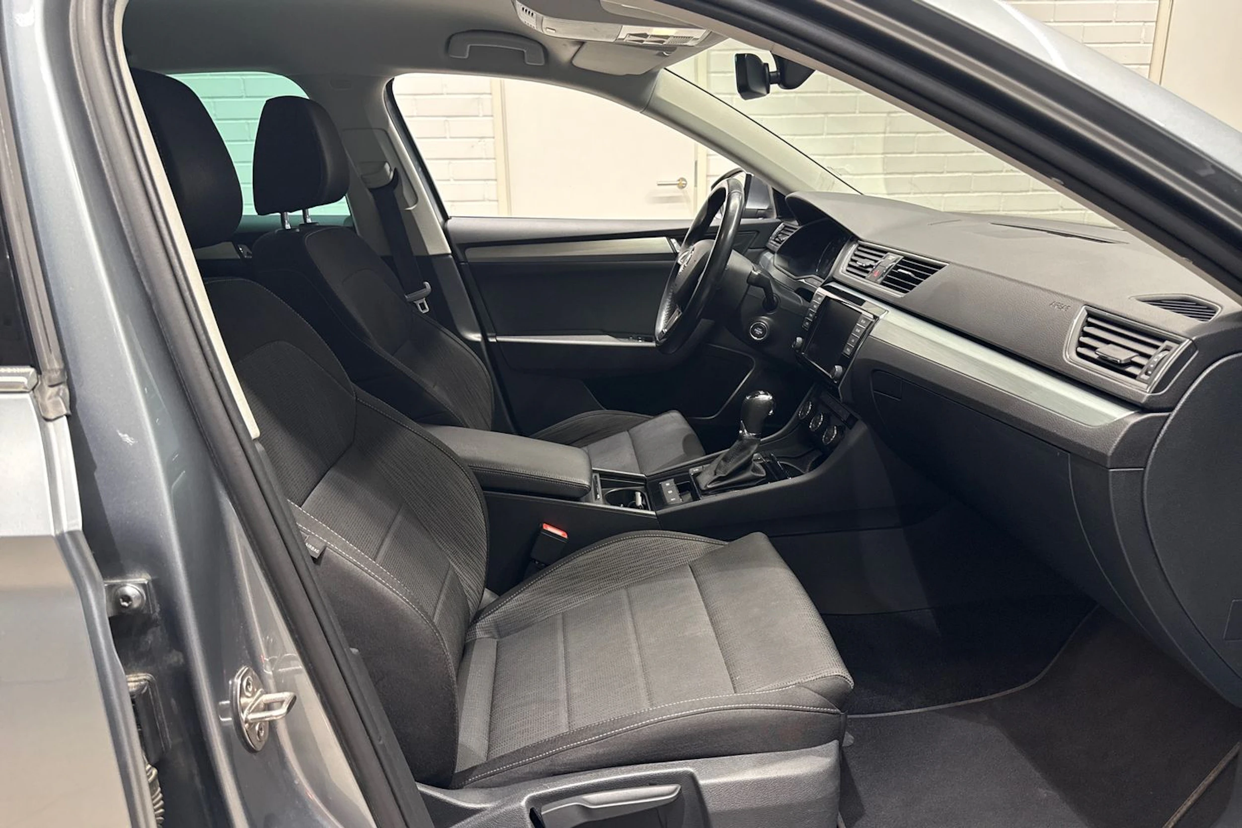 harmaa Skoda Superb 2017 kuva 14.