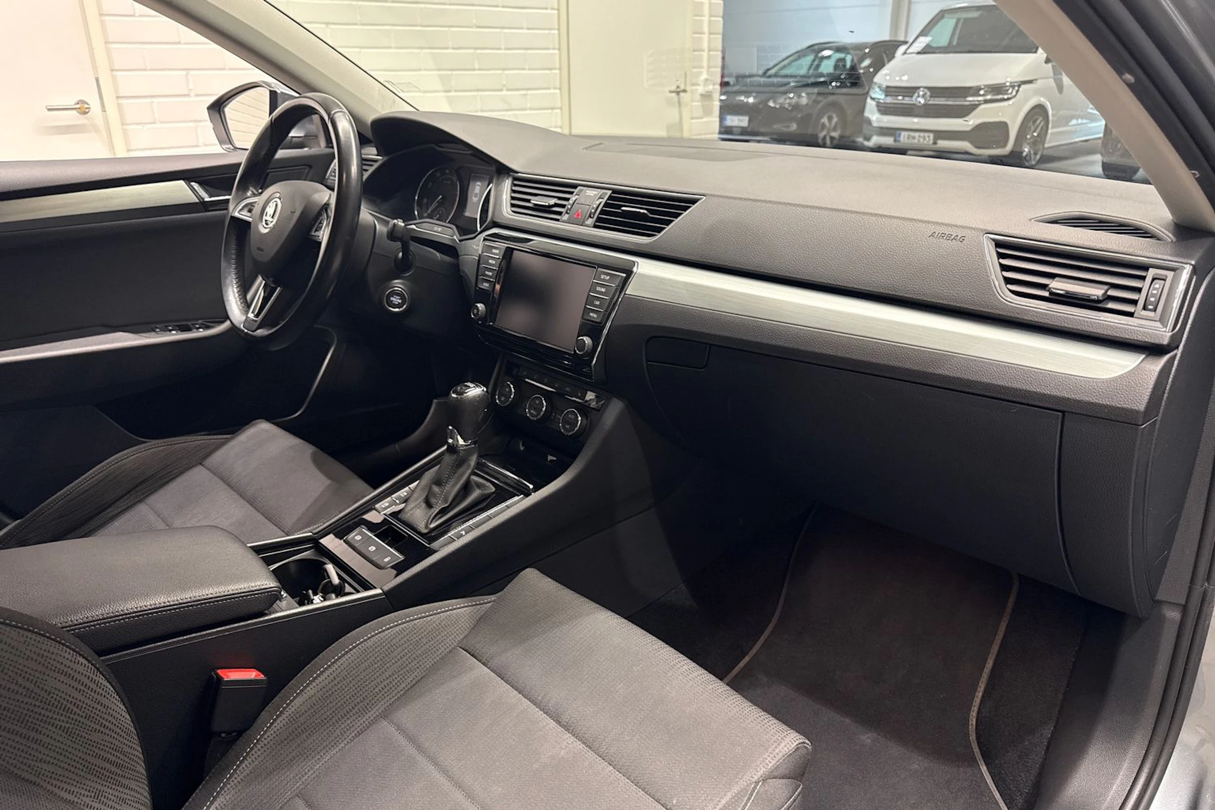 harmaa Skoda Superb 2017 kuva 15.