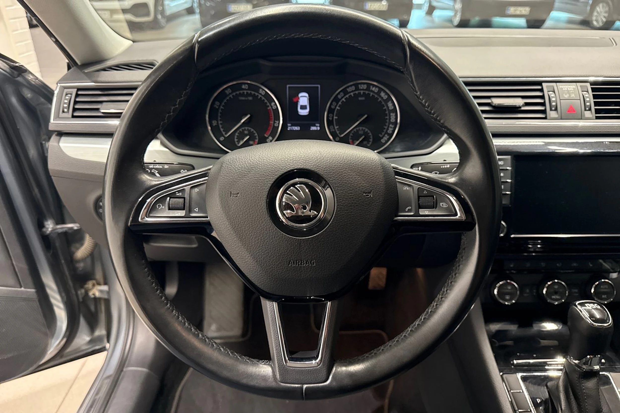 harmaa Skoda Superb 2017 kuva 16.
