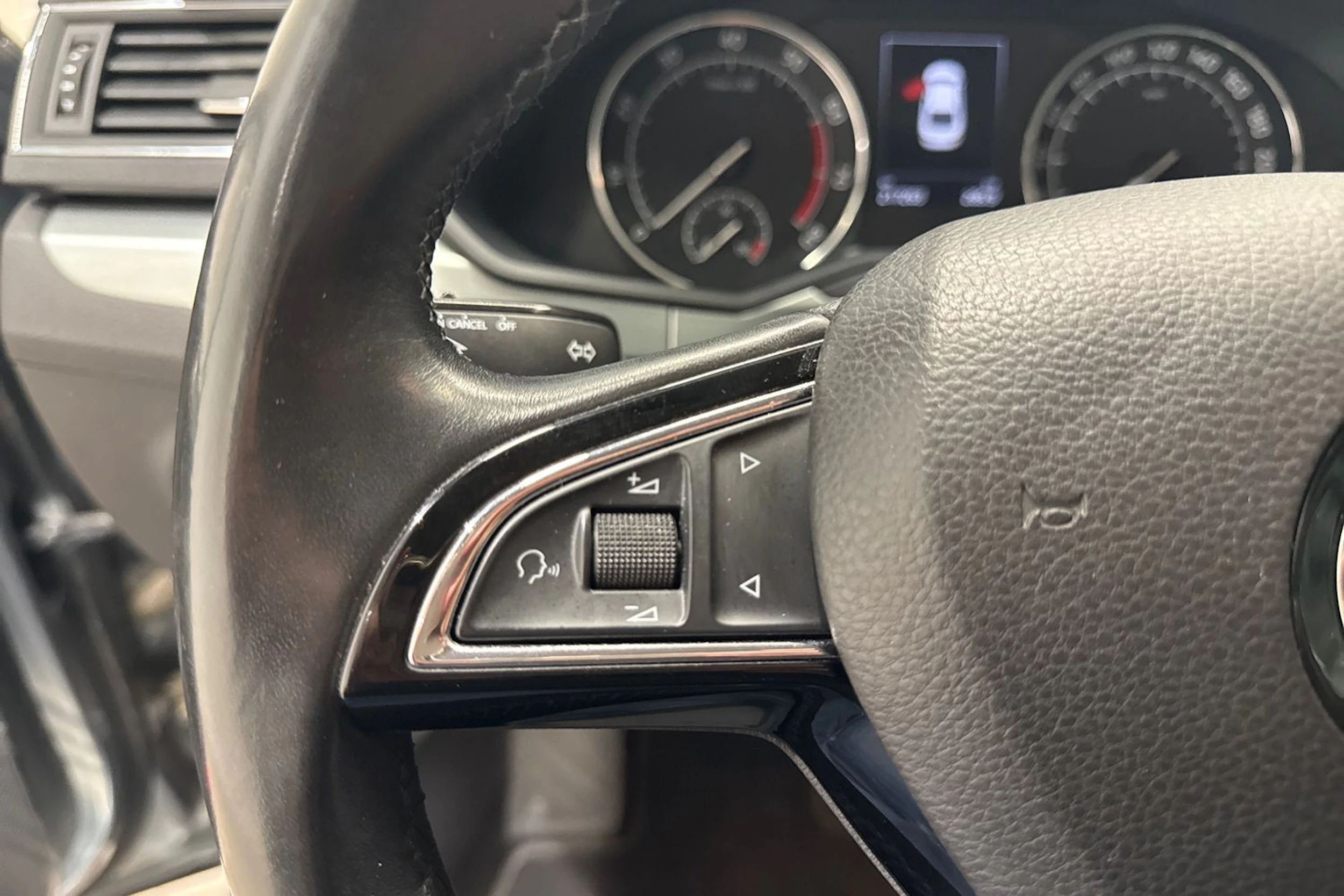 harmaa Skoda Superb 2017 kuva 17.
