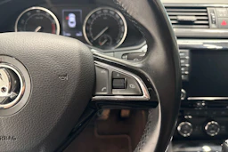 harmaa Skoda Superb 2017 kuva 18.