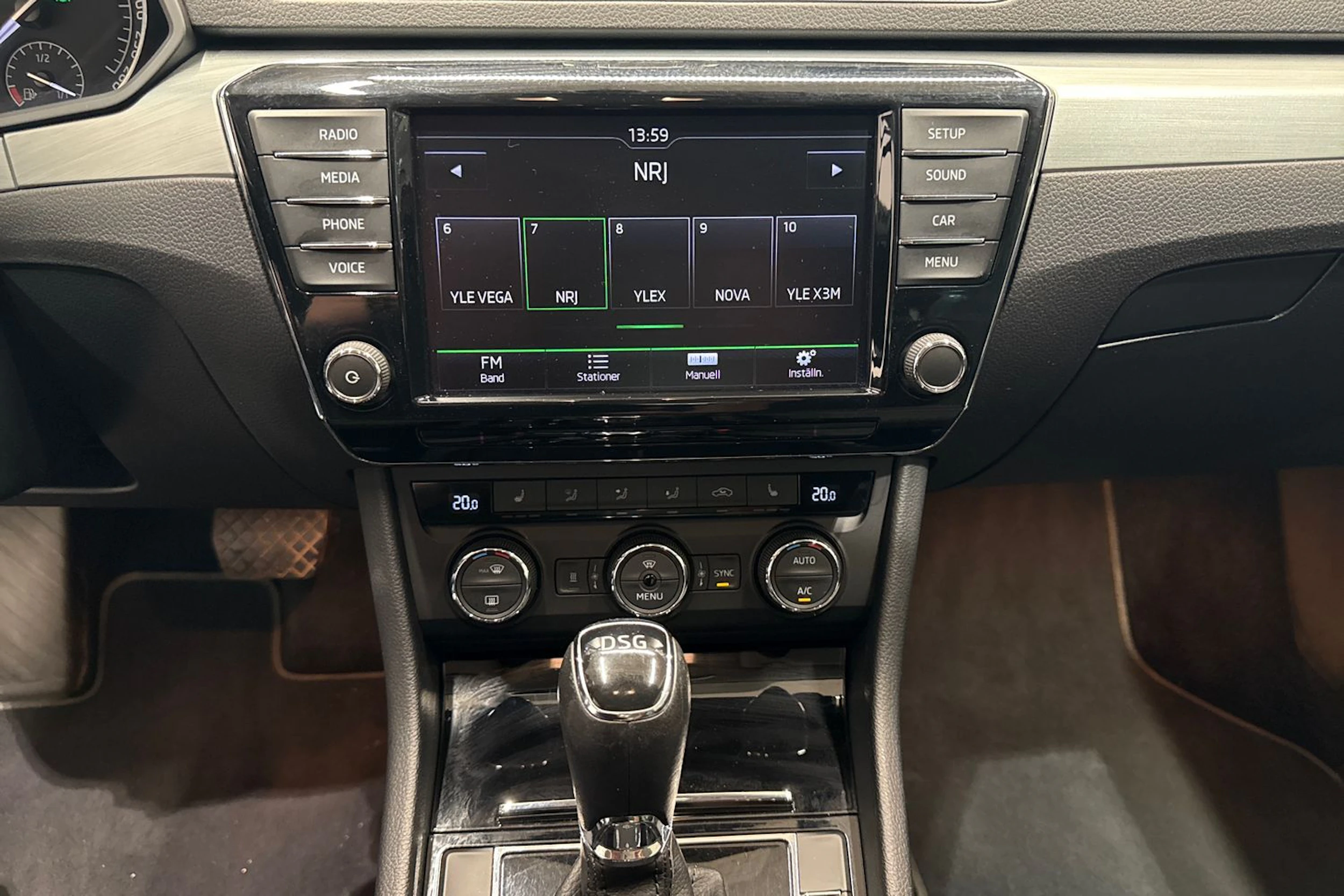harmaa Skoda Superb 2017 kuva 20.