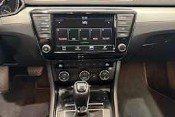 harmaa Skoda Superb 2017 kuva 20.
