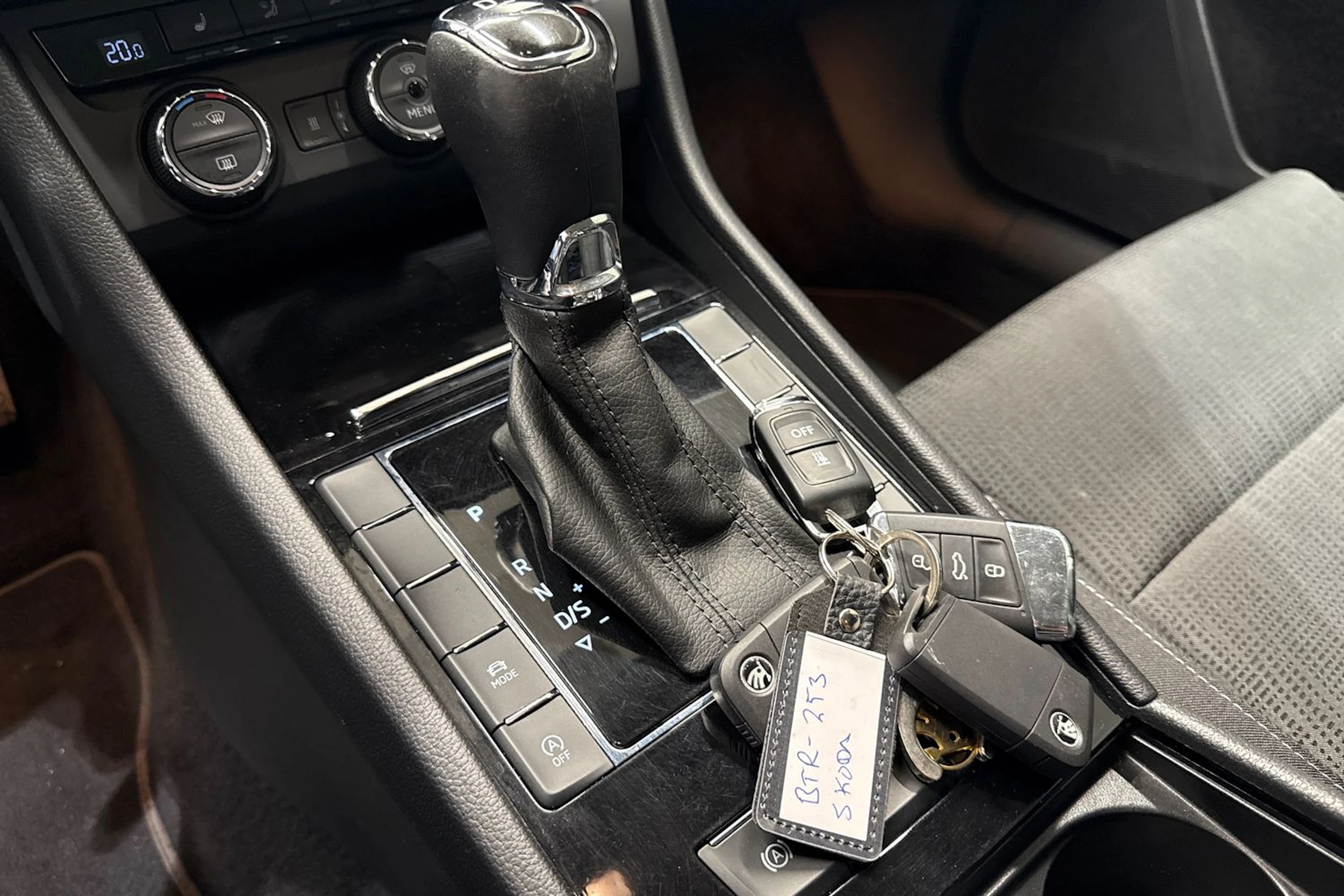 harmaa Skoda Superb 2017 kuva 21.