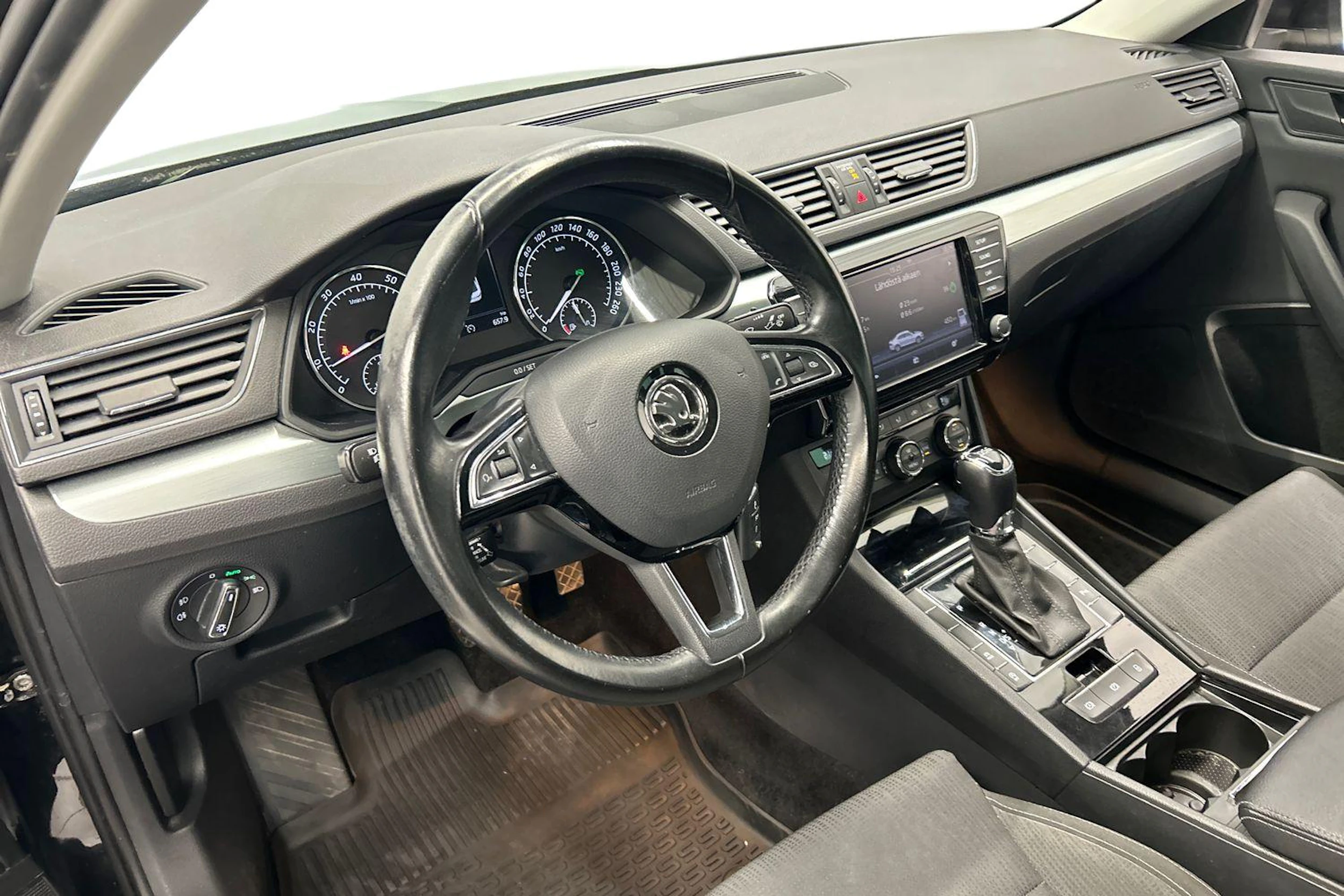 musta Skoda Superb 2017 kuva 6.
