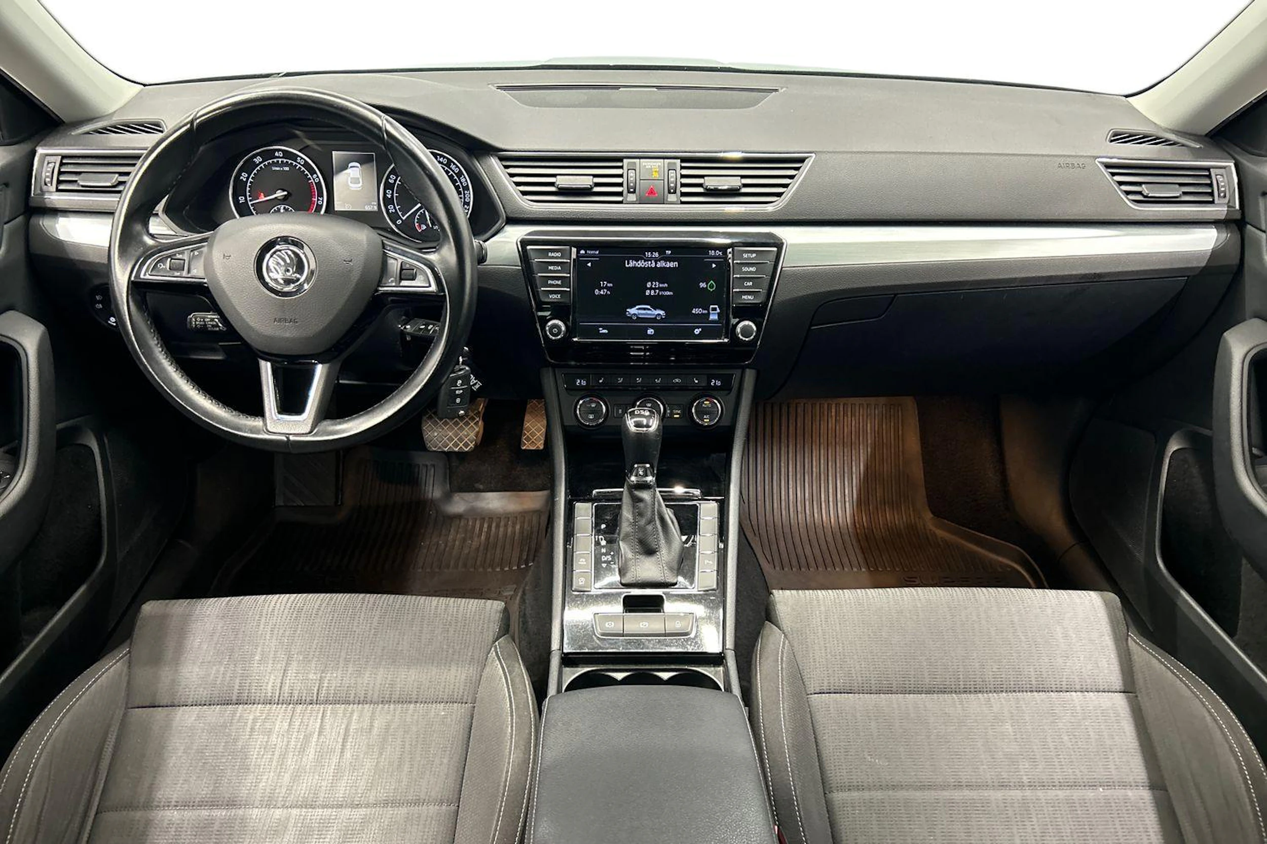 musta Skoda Superb 2017 kuva 7.