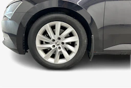 musta Skoda Superb 2017 kuva 9.