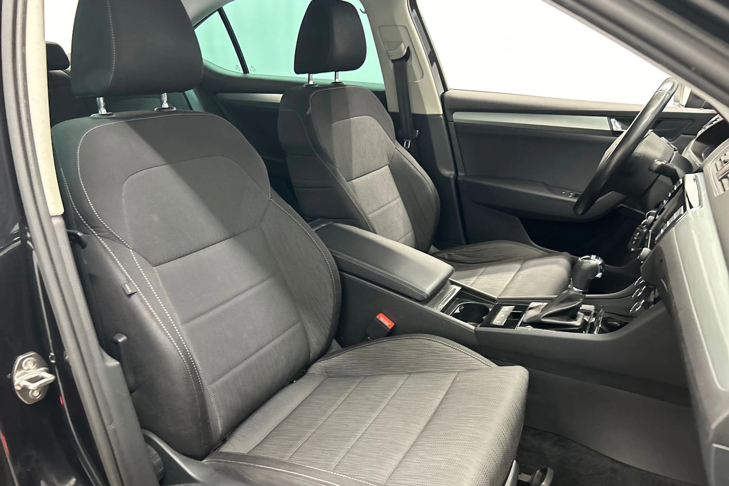 musta Skoda Superb 2017 kuva 11.