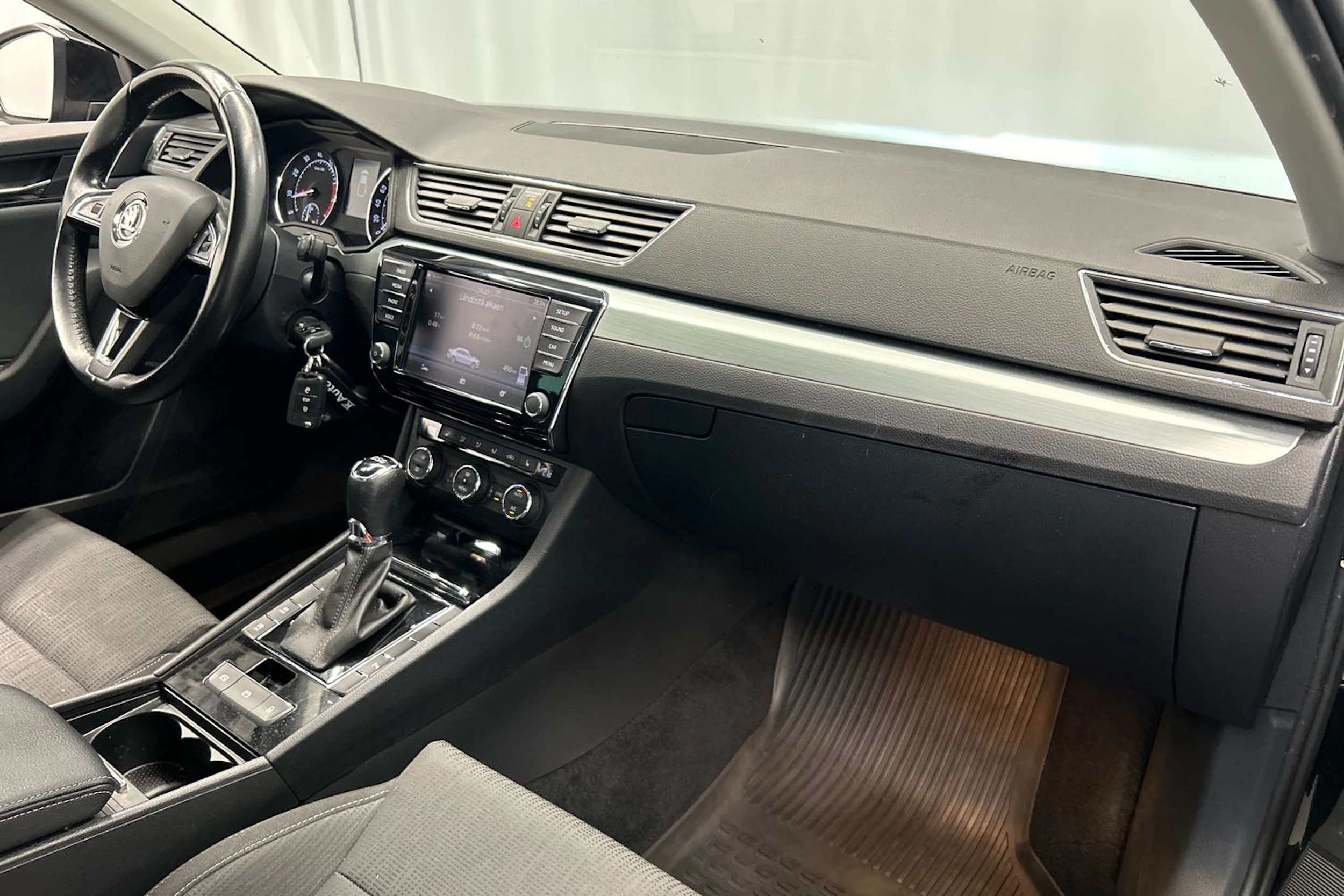 musta Skoda Superb 2017 kuva 12.