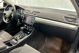 musta Skoda Superb 2017 kuva 12.