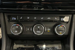 musta Skoda Superb 2017 kuva 22.