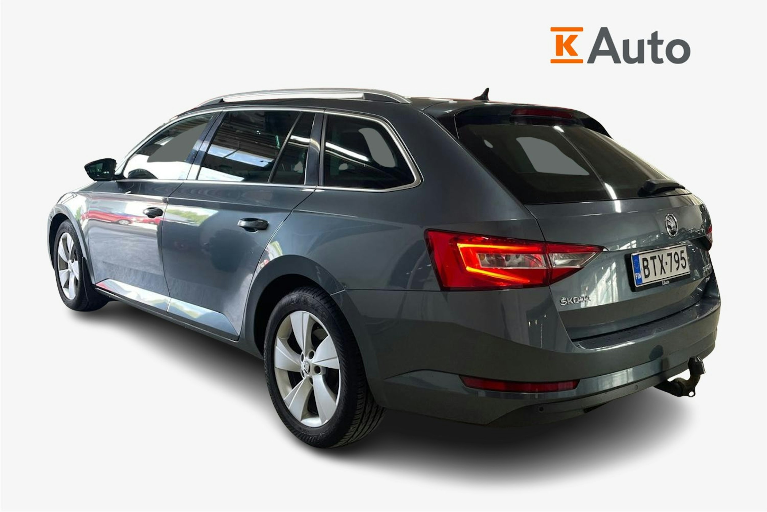 Harmaa Skoda Superb 2017 kuva 2.