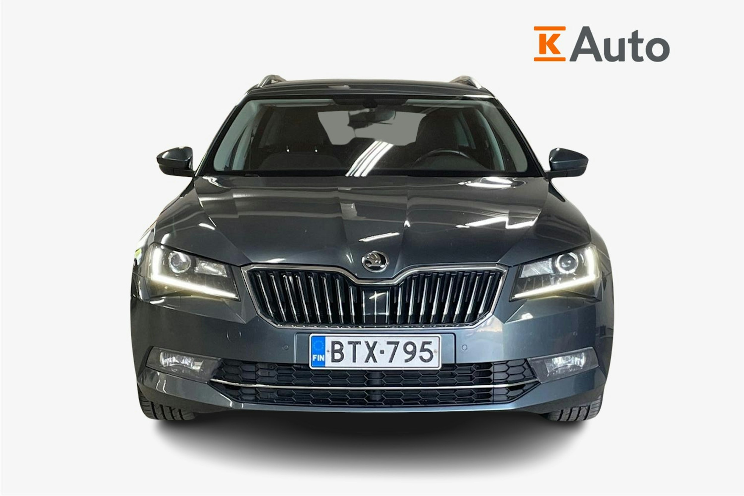Harmaa Skoda Superb 2017 kuva 5.