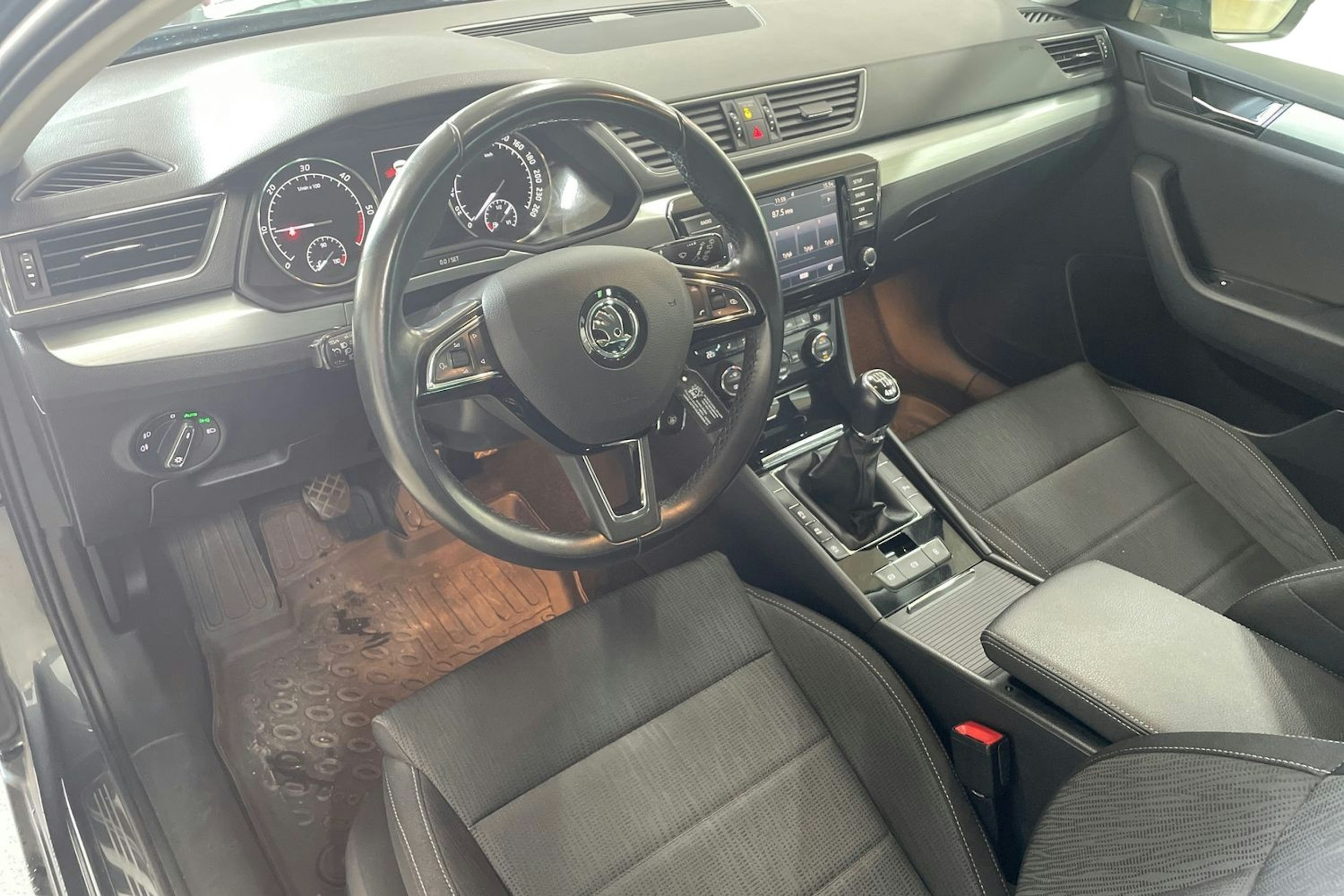 Harmaa Skoda Superb 2017 kuva 7.