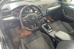 Harmaa Skoda Superb 2017 kuva 7.