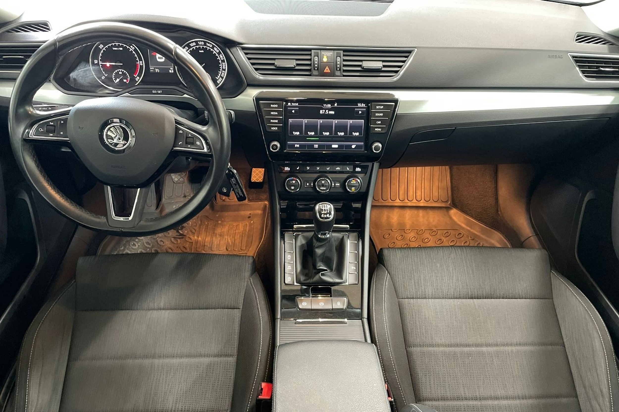 Harmaa Skoda Superb 2017 kuva 9.