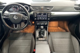 Harmaa Skoda Superb 2017 kuva 9.