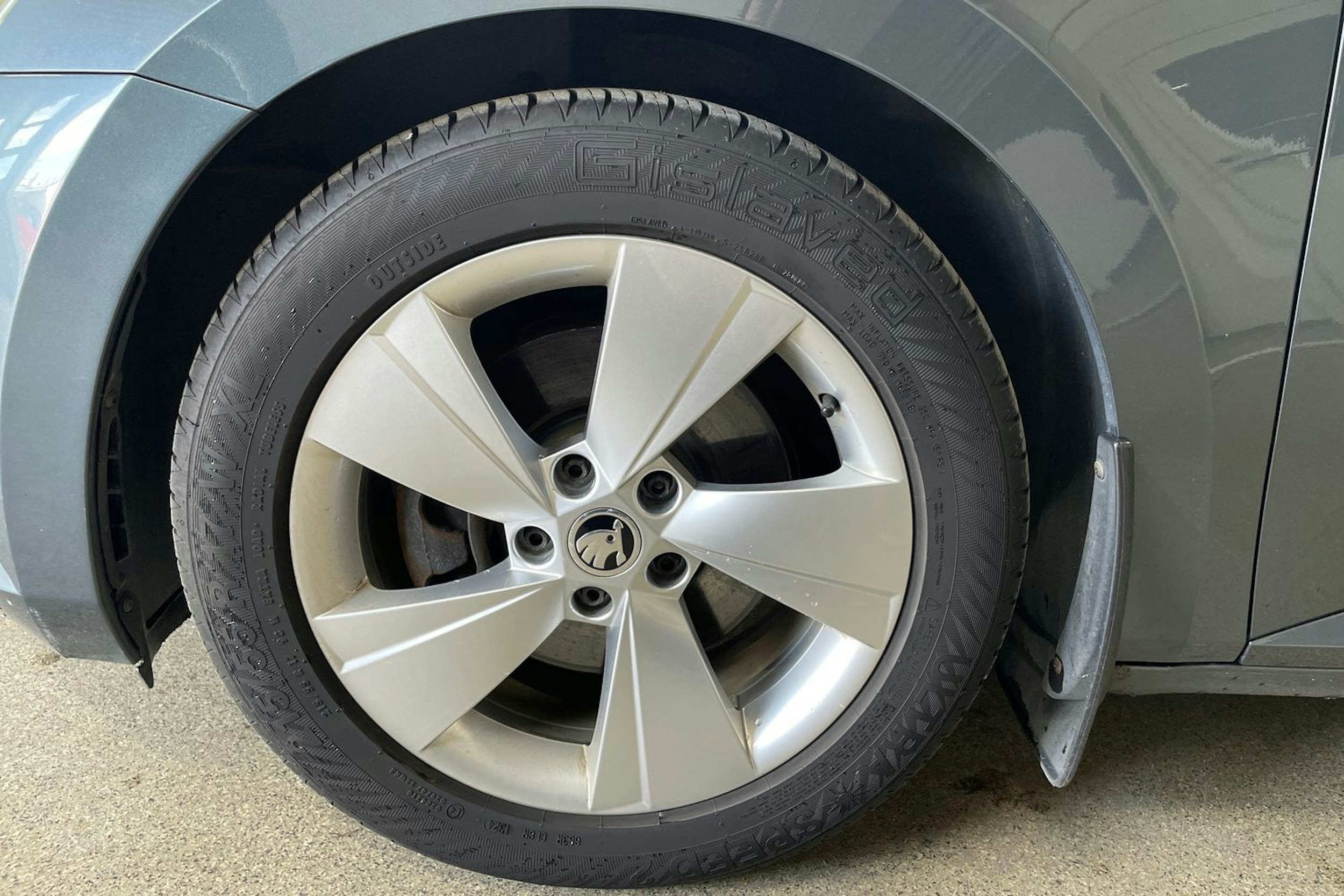 Harmaa Skoda Superb 2017 kuva 14.