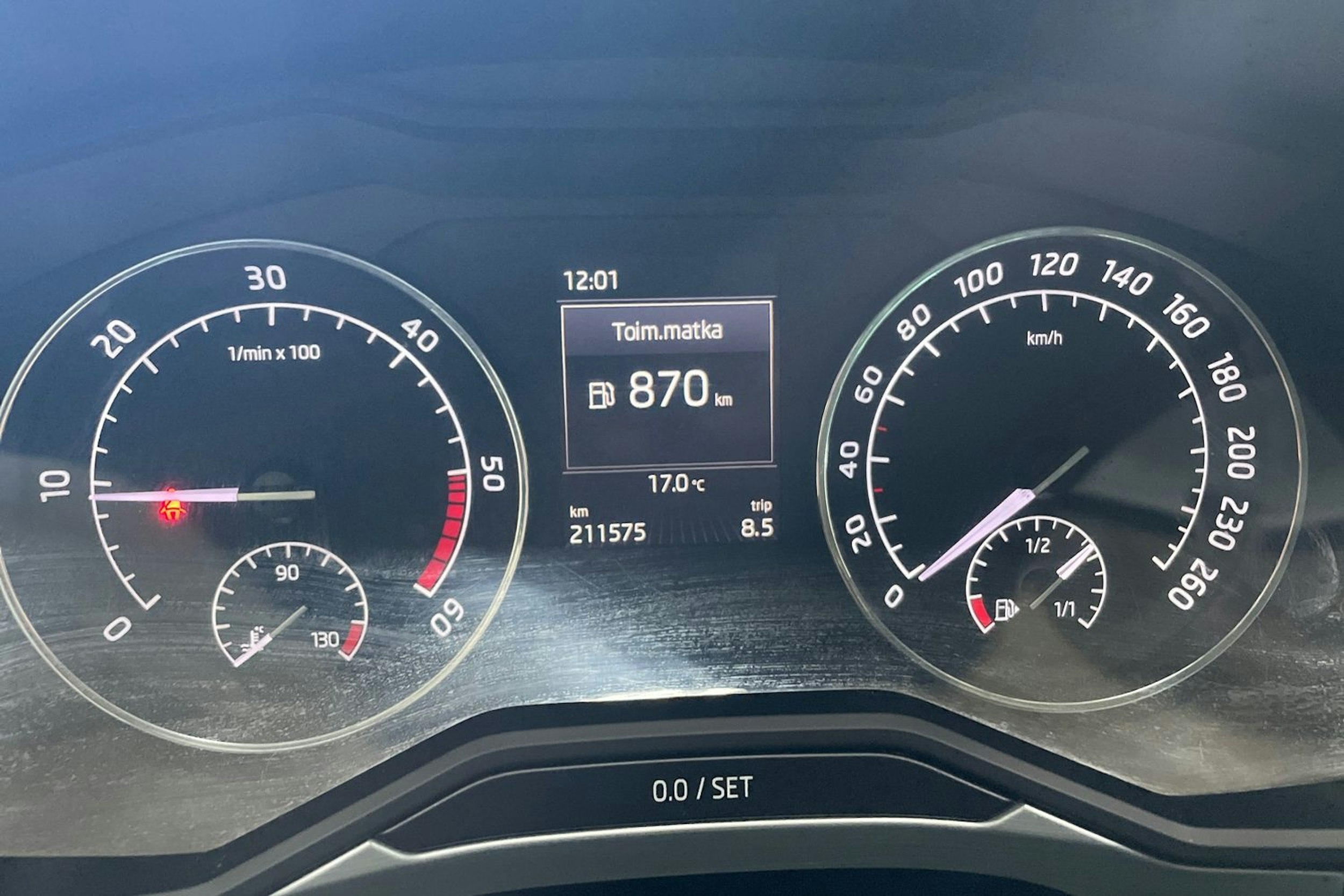 Harmaa Skoda Superb 2017 kuva 16.