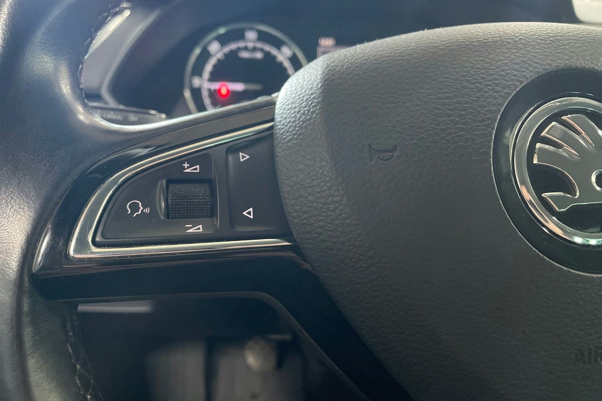 Harmaa Skoda Superb 2017 kuva 17.
