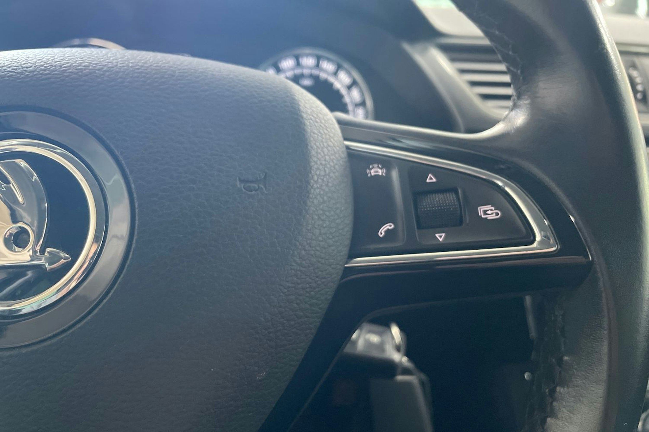 Harmaa Skoda Superb 2017 kuva 18.