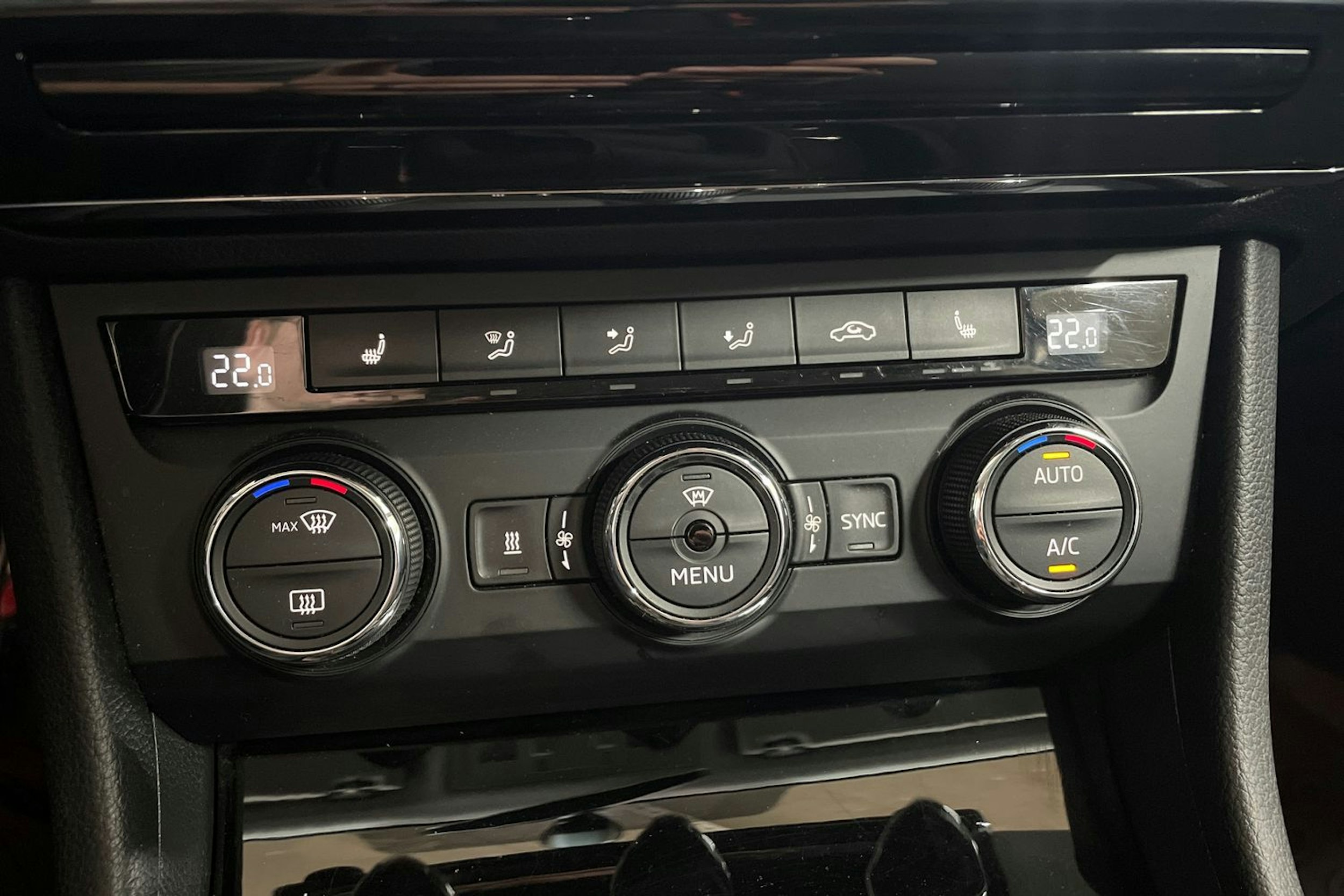 Harmaa Skoda Superb 2017 kuva 20.