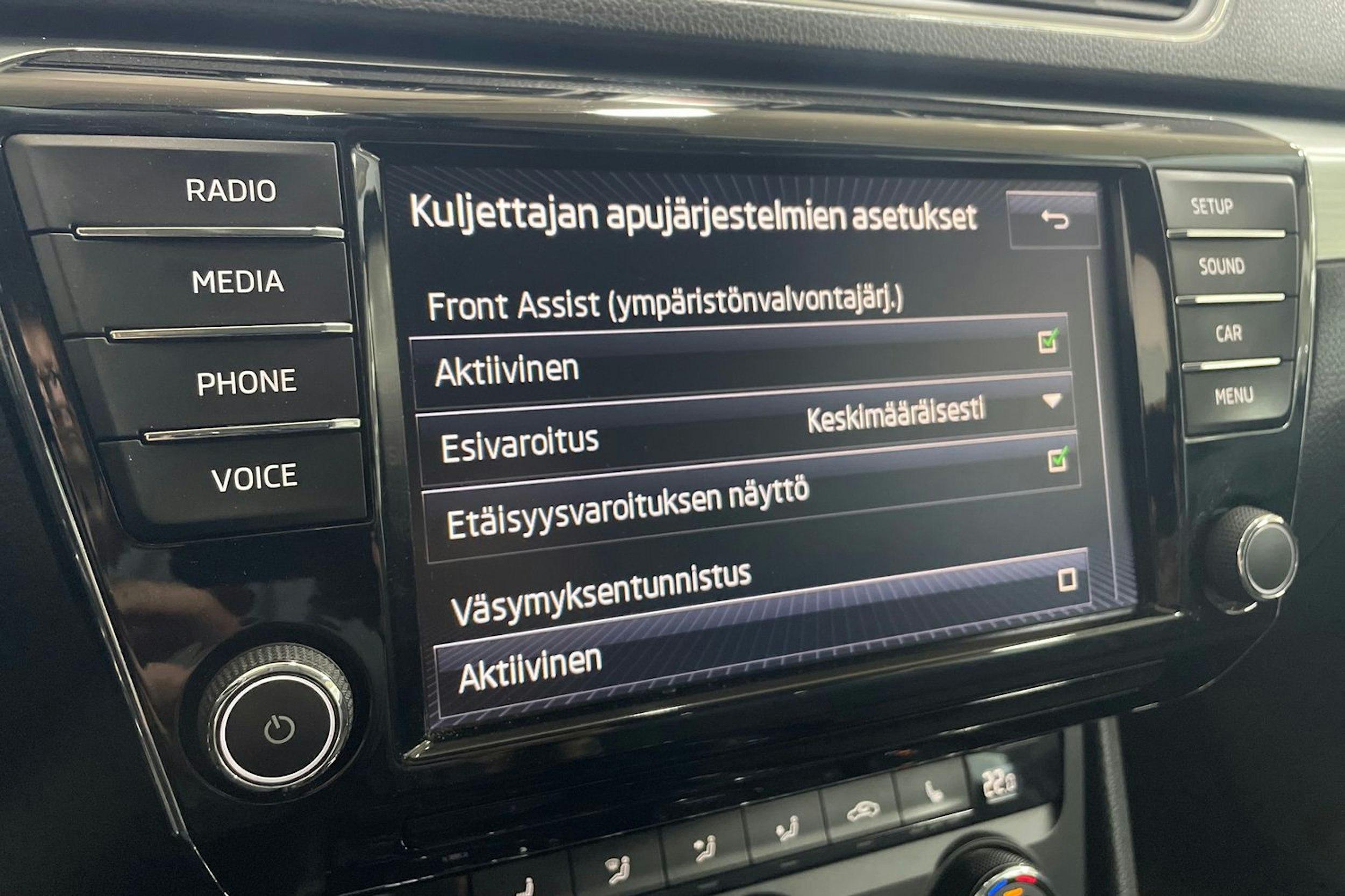 Harmaa Skoda Superb 2017 kuva 23.