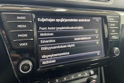 Harmaa Skoda Superb 2017 kuva 23.