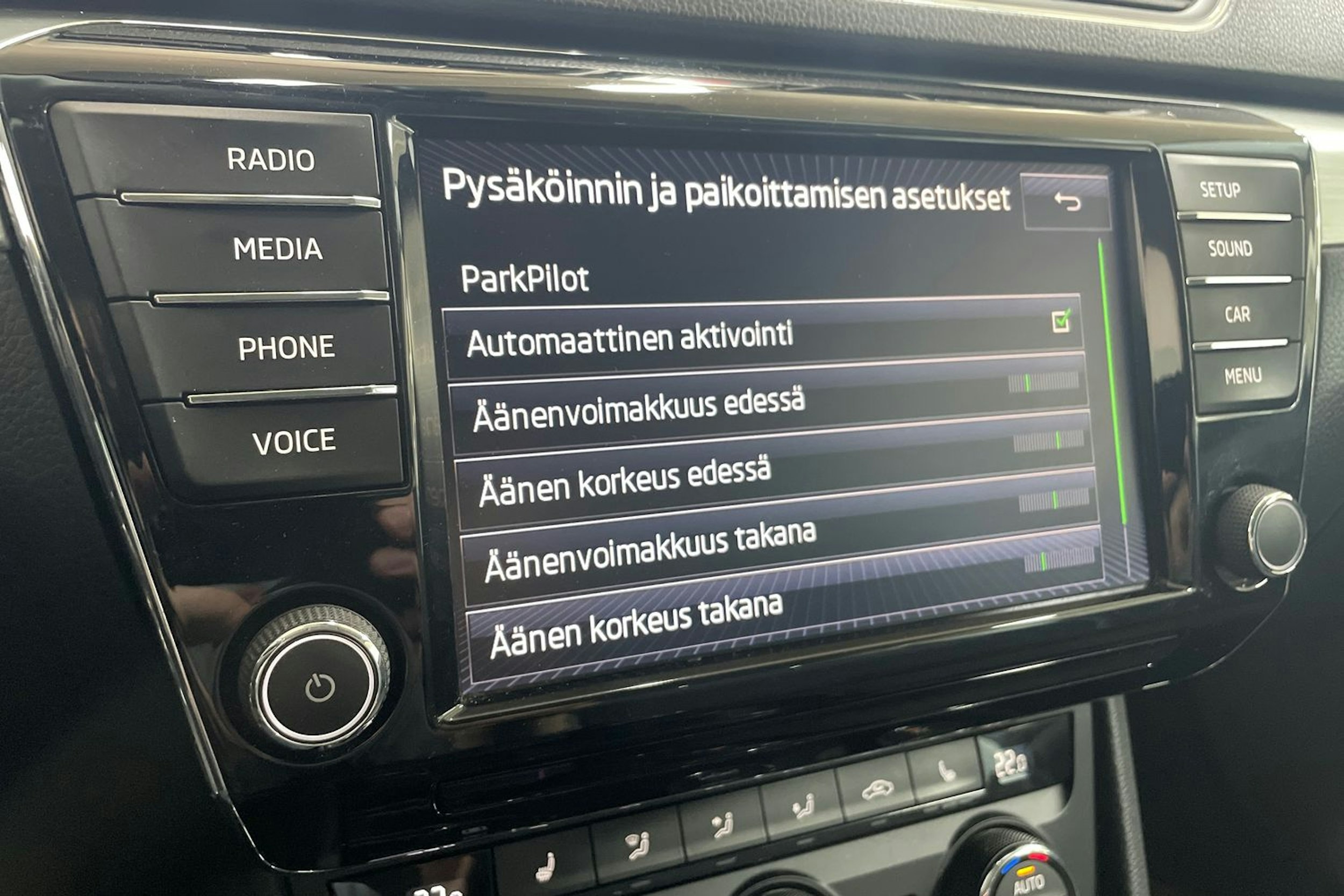 Harmaa Skoda Superb 2017 kuva 24.
