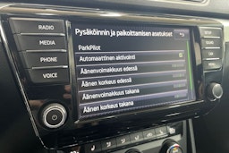 Harmaa Skoda Superb 2017 kuva 24.