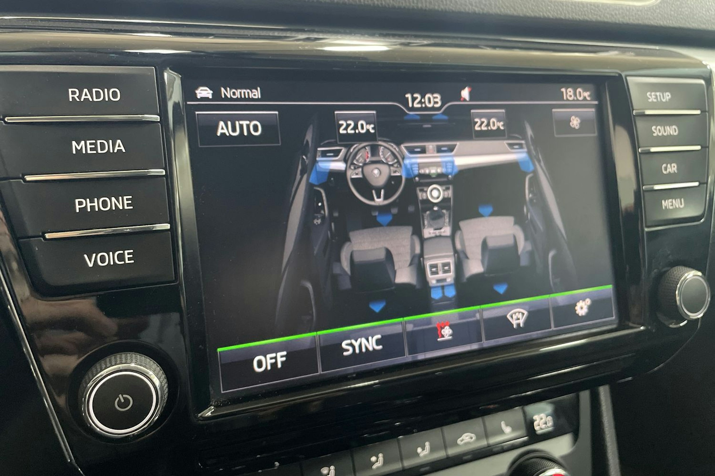 Harmaa Skoda Superb 2017 kuva 25.