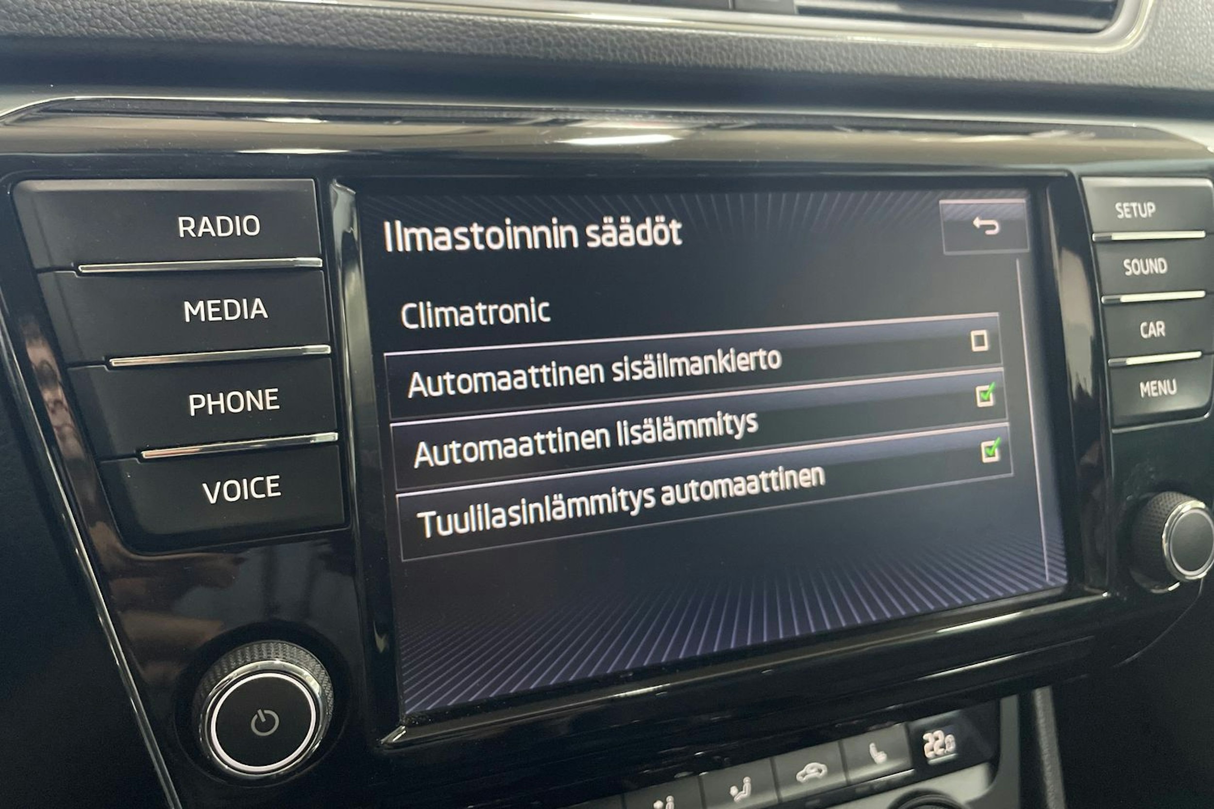 Harmaa Skoda Superb 2017 kuva 26.