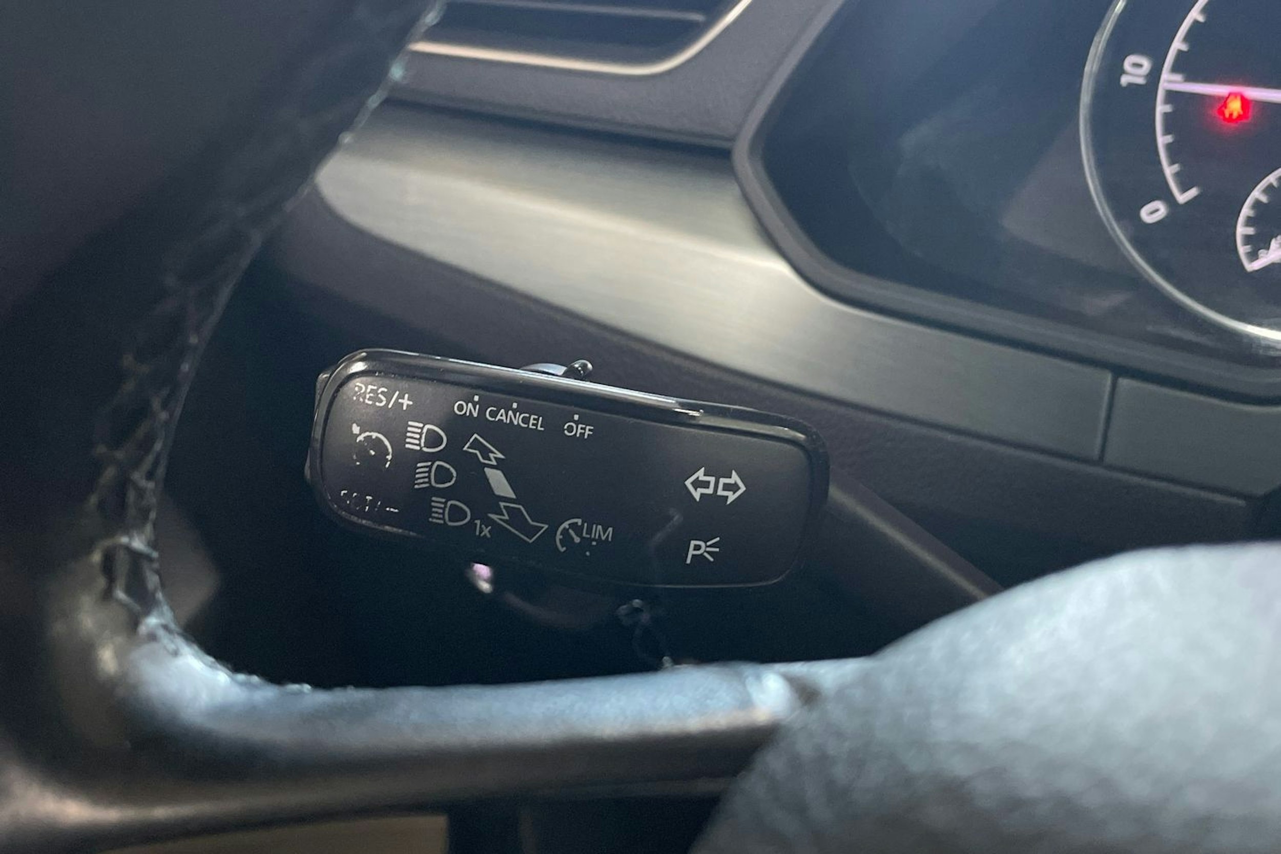 Harmaa Skoda Superb 2017 kuva 27.