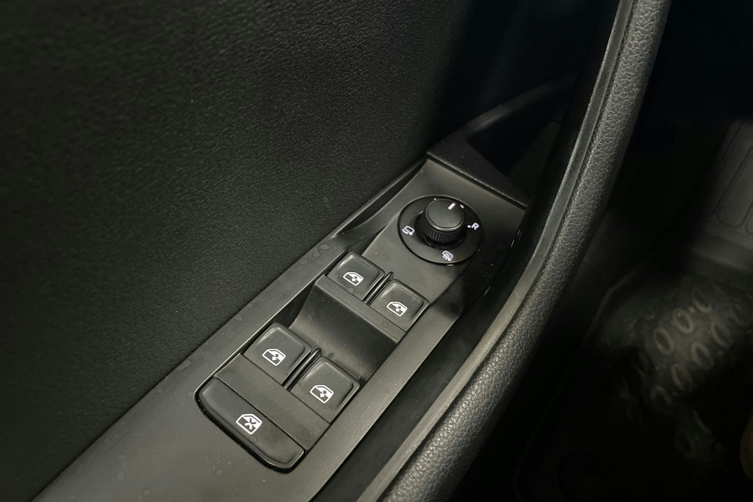 Harmaa Skoda Superb 2017 kuva 28.