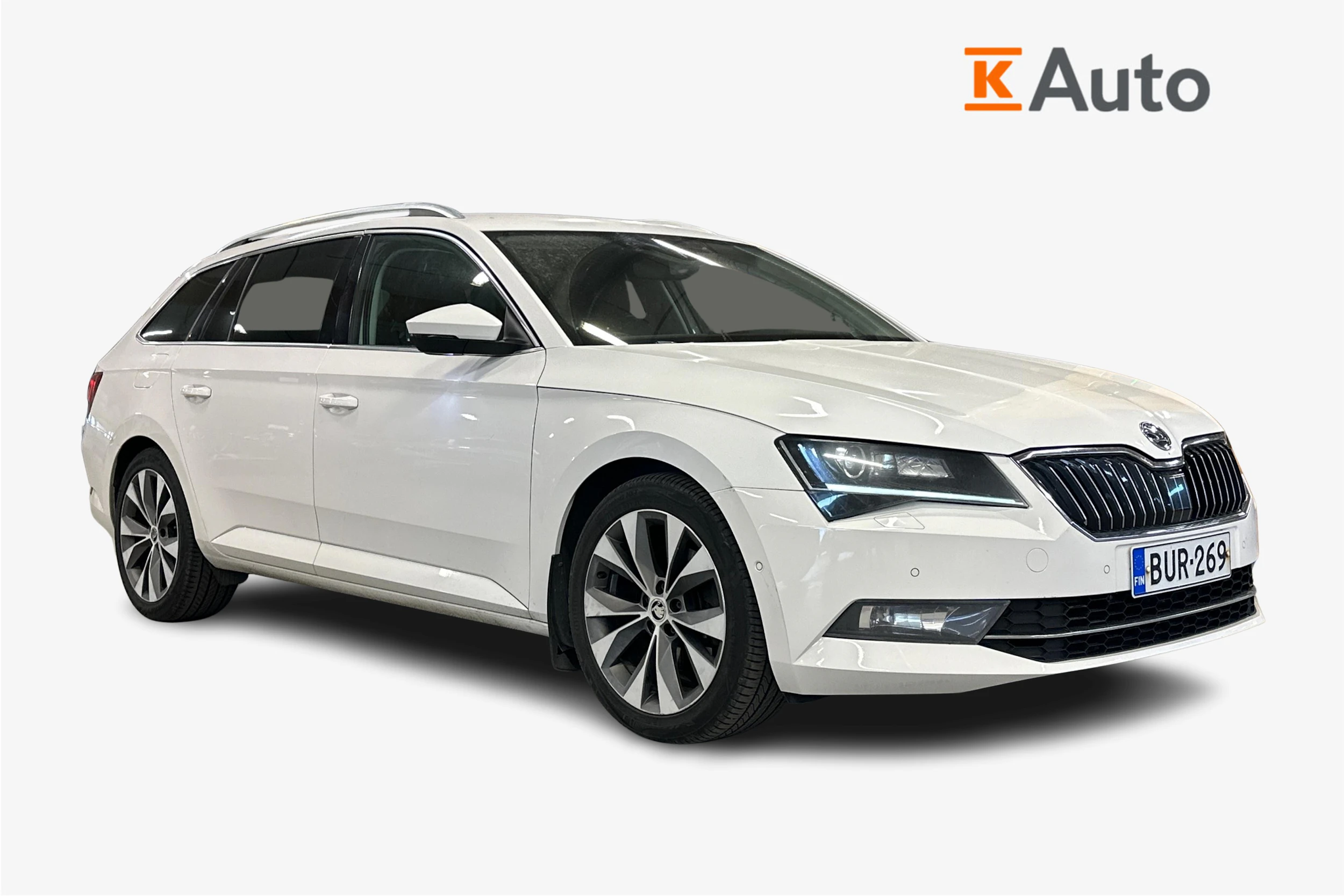 valkoinen Skoda Superb 2017 kuva 1.