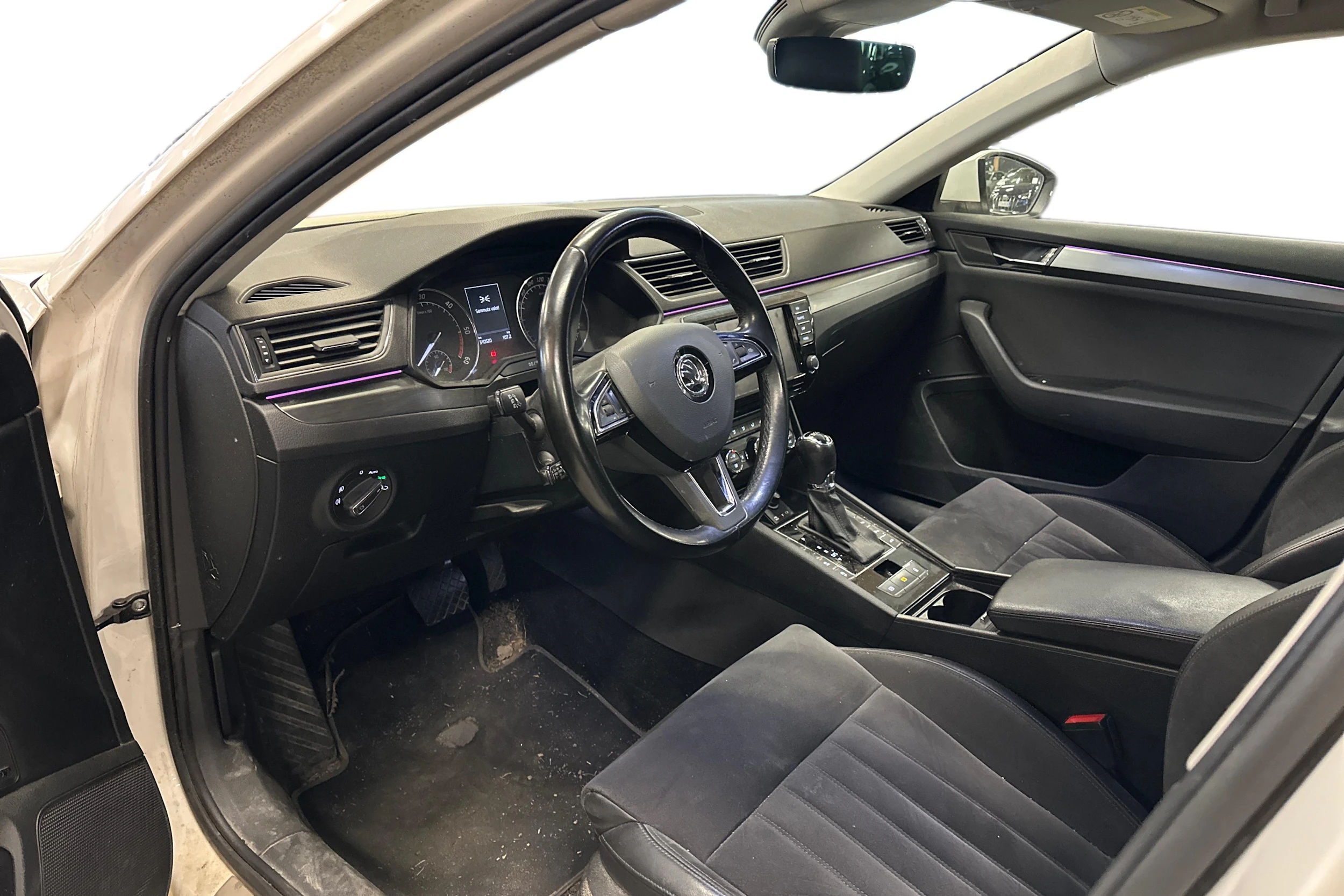 valkoinen Skoda Superb 2017 kuva 3.