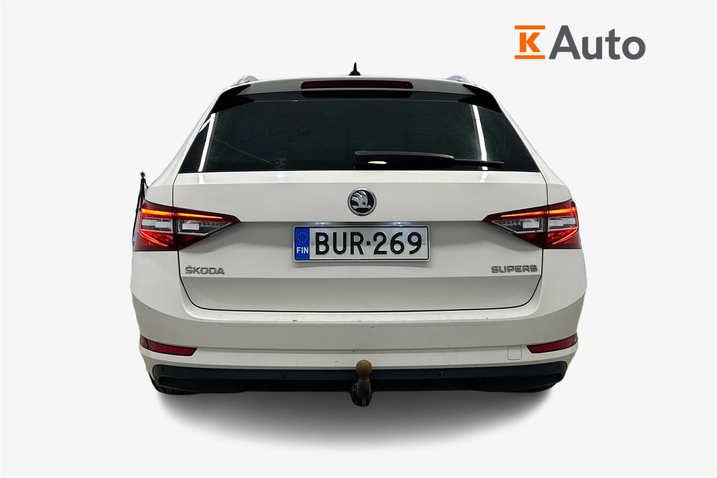 valkoinen Skoda Superb 2017 kuva 4.