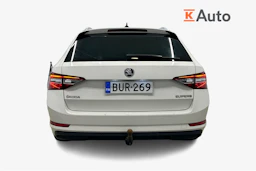valkoinen Skoda Superb 2017 kuva 4.