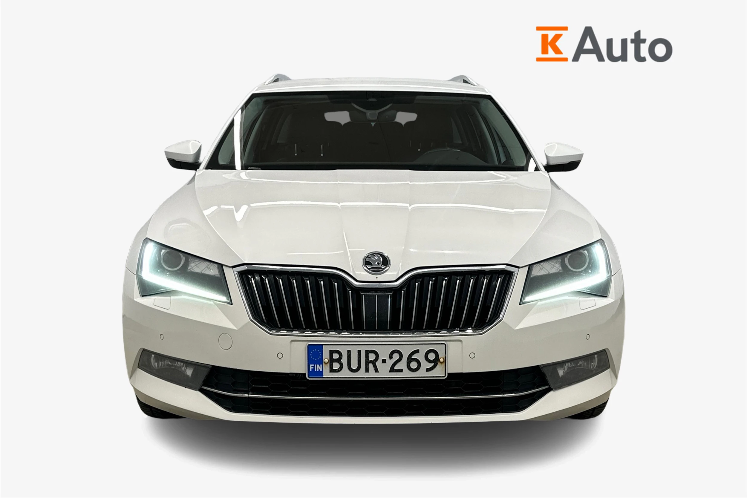 valkoinen Skoda Superb 2017 kuva 5.