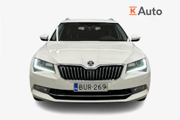 valkoinen Skoda Superb 2017 kuva 5.