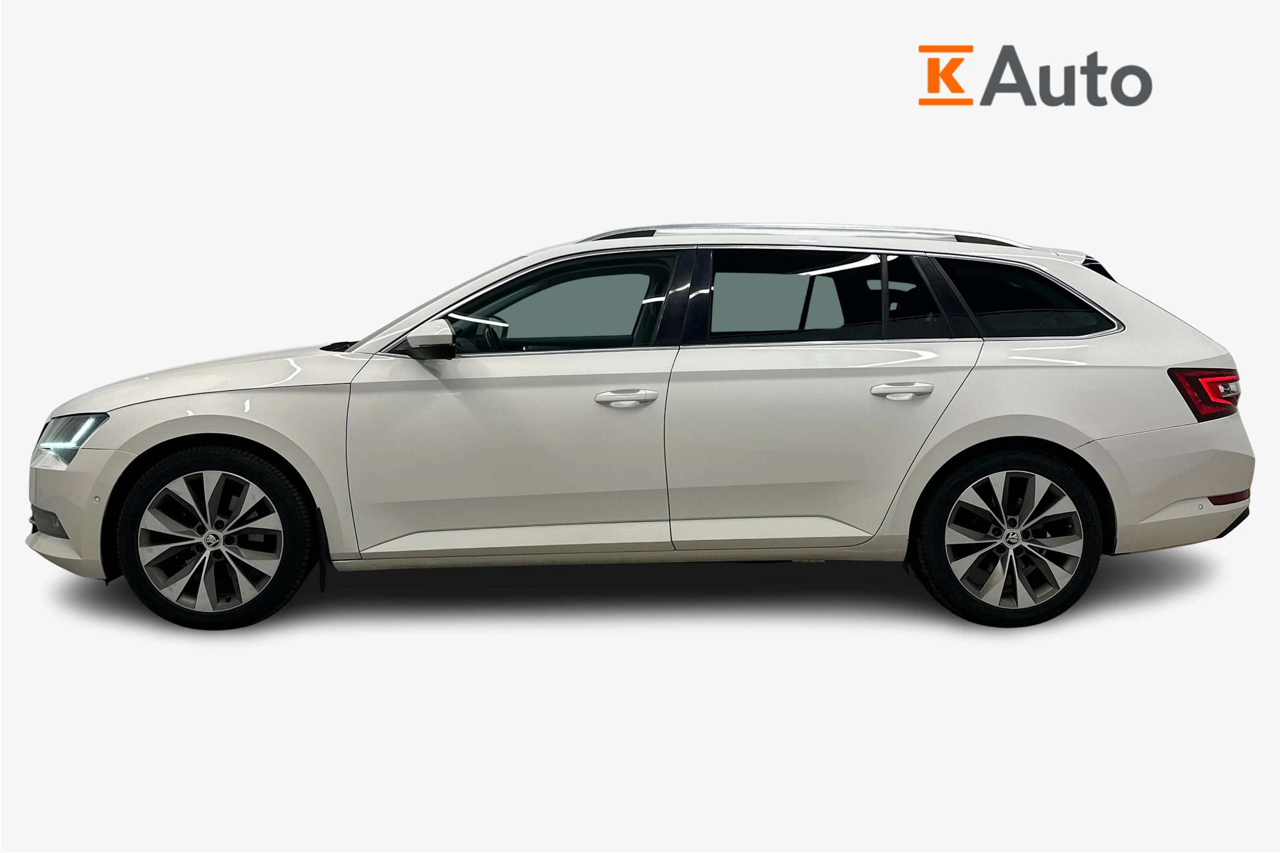 valkoinen Skoda Superb 2017 kuva 7.
