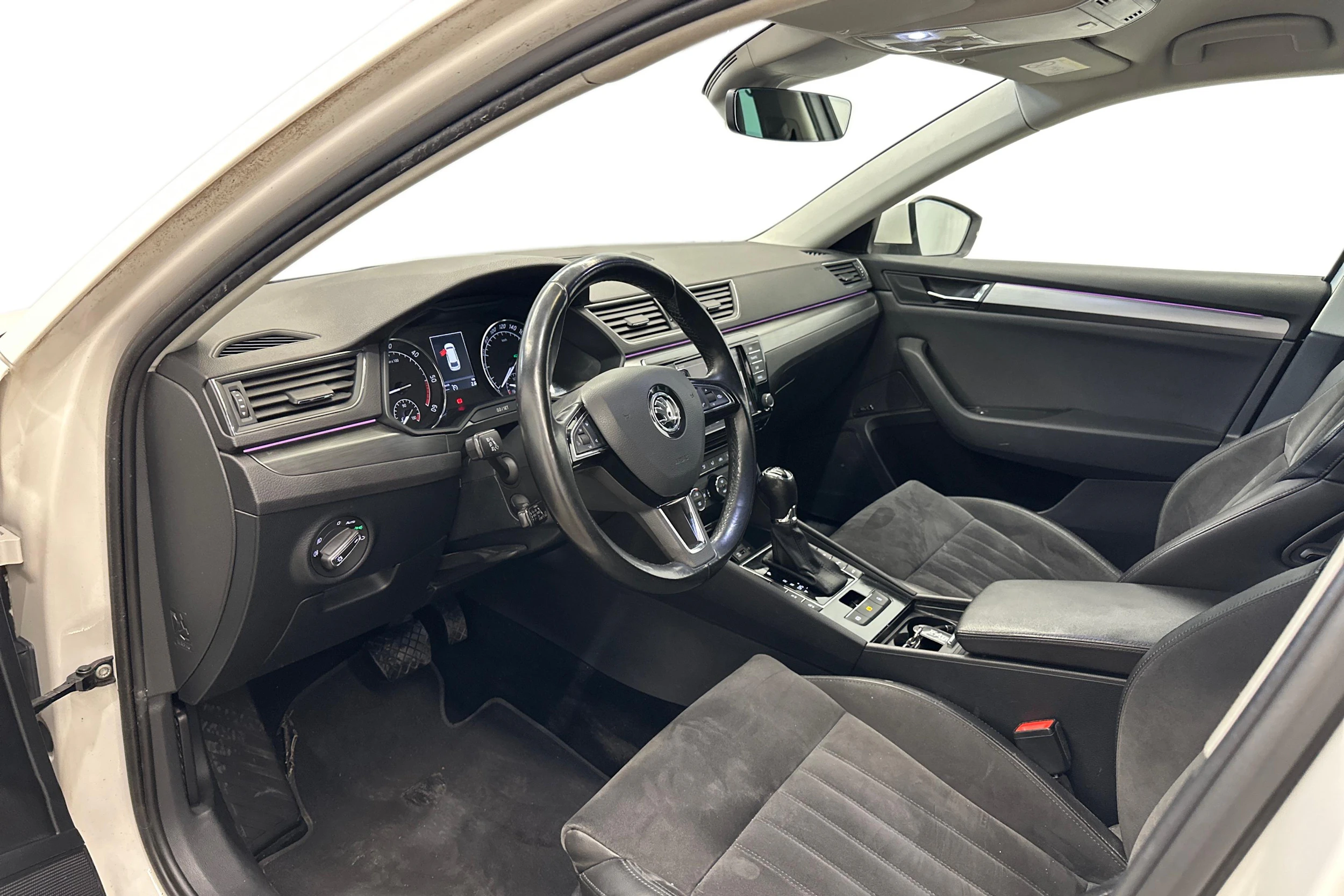 valkoinen Skoda Superb 2017 kuva 8.