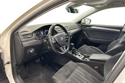 valkoinen Skoda Superb 2017 kuva 8.