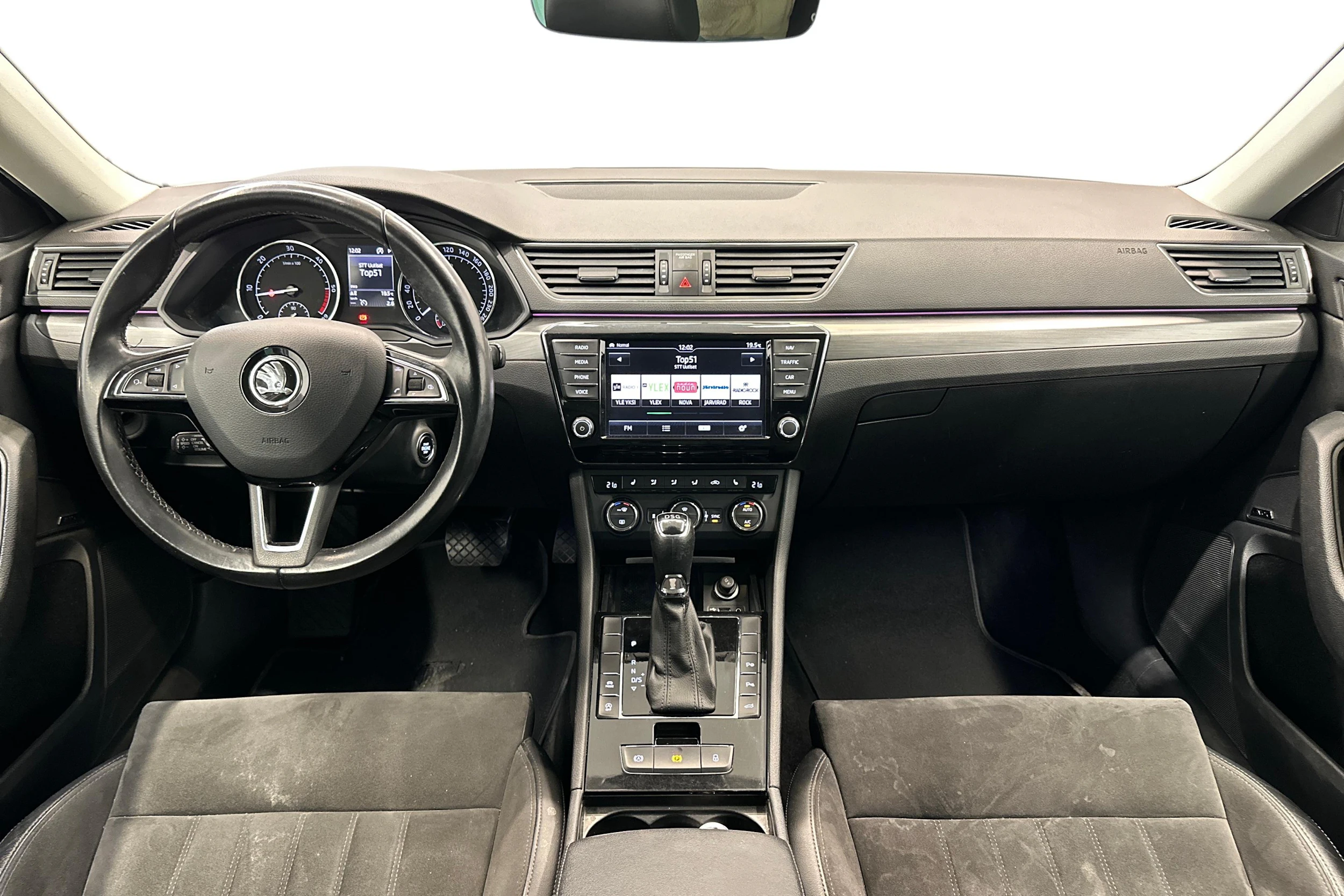 valkoinen Skoda Superb 2017 kuva 9.