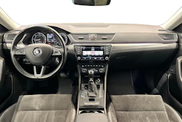valkoinen Skoda Superb 2017 kuva 9.