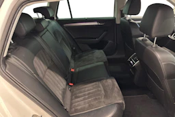 valkoinen Skoda Superb 2017 kuva 12.