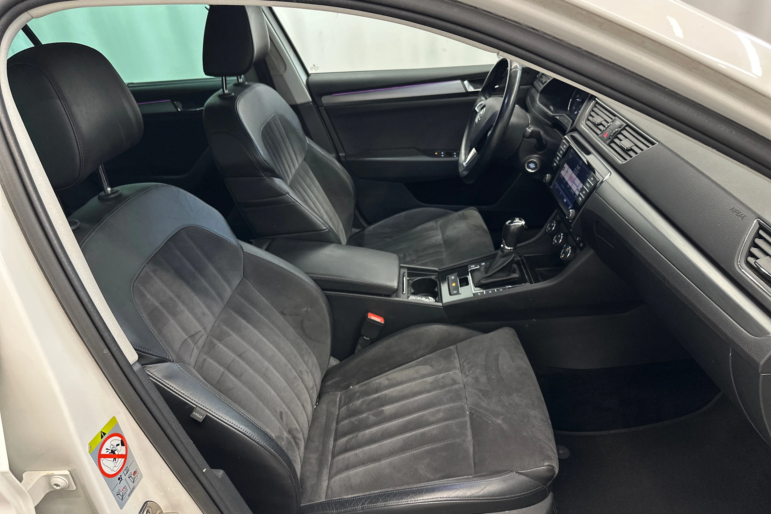 valkoinen Skoda Superb 2017 kuva 13.