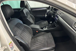 valkoinen Skoda Superb 2017 kuva 13.