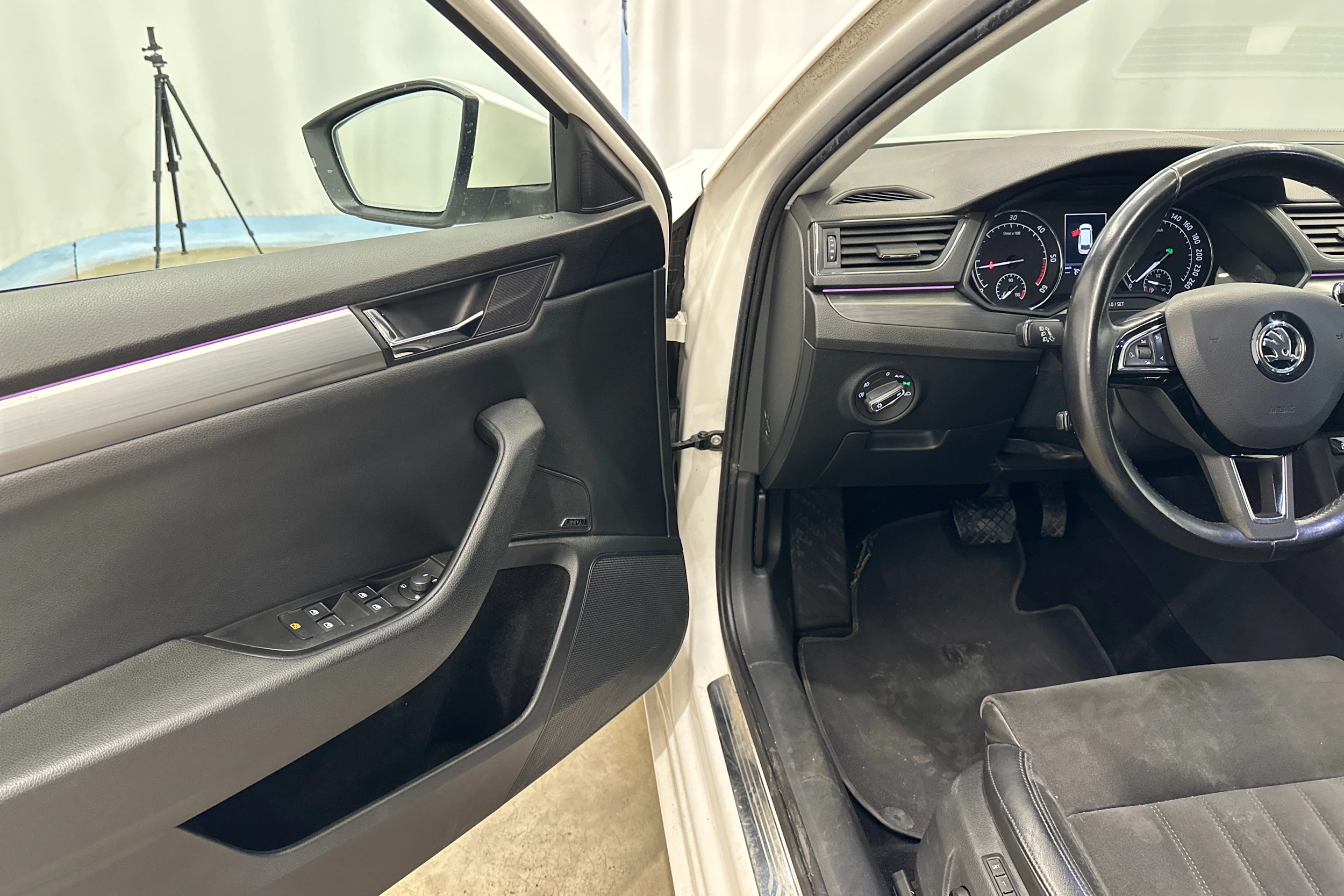 valkoinen Skoda Superb 2017 kuva 15.
